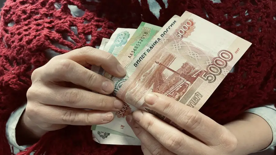 Суд обязал россиянина выплатить 99 500 рублей жертве криптомошенников