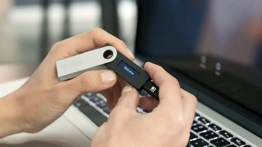 Производитель аппаратных кошельков Ledger запустил мобильное приложение