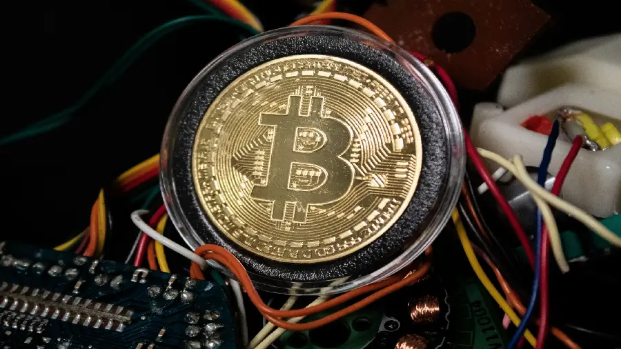 CryptoQuant : На фоне активной распродажи курс биткоина упал ниже $27 000