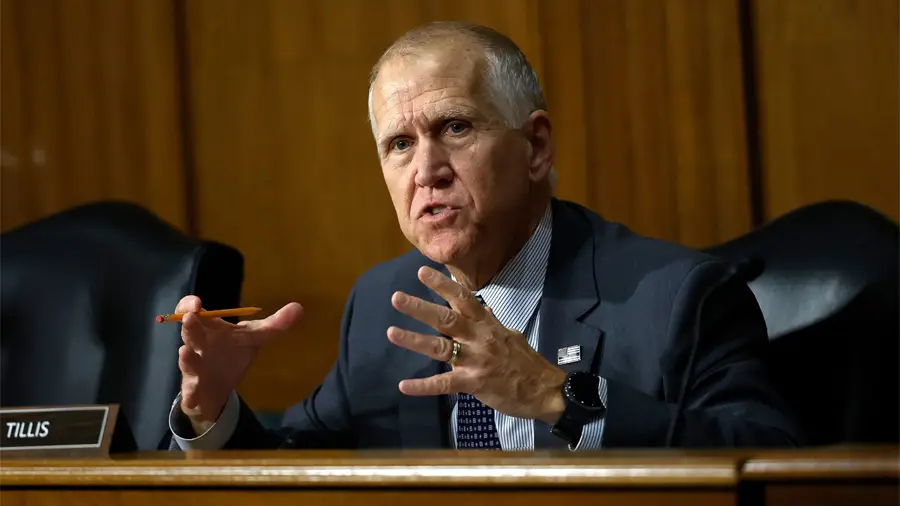 Сенатор Том Тиллис пригрозил проголосовать против законопроекта CLARITY