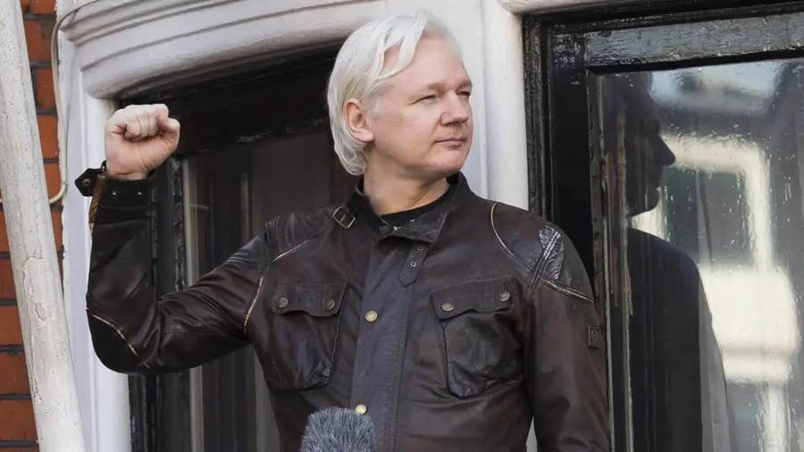 Основатель WikiLeaks Джулиан Ассанж вышел на свободу Основатель WikiLeaks Джулиан Ассанж вышел на свободу