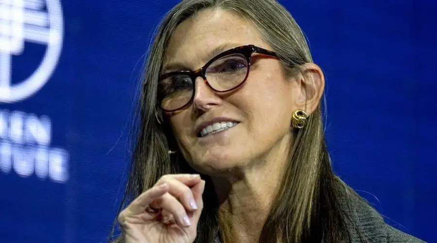 Кэти Вуд объявила биткоин защитой от «кризиса ИИ»