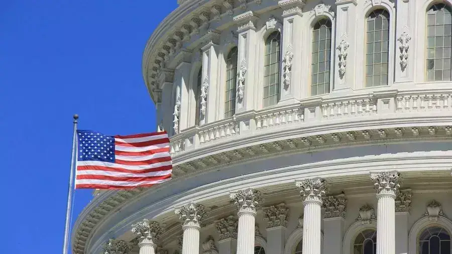 Сенатор предложил создать бюро борьбы с криптовалютным бизнесом Трампа
