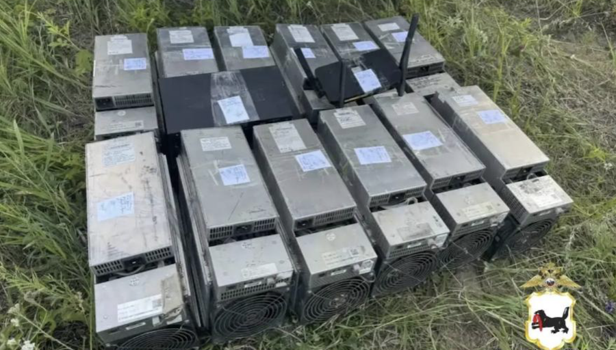 Неизвестные спрятали майнинговую ферму в сибирском лесу