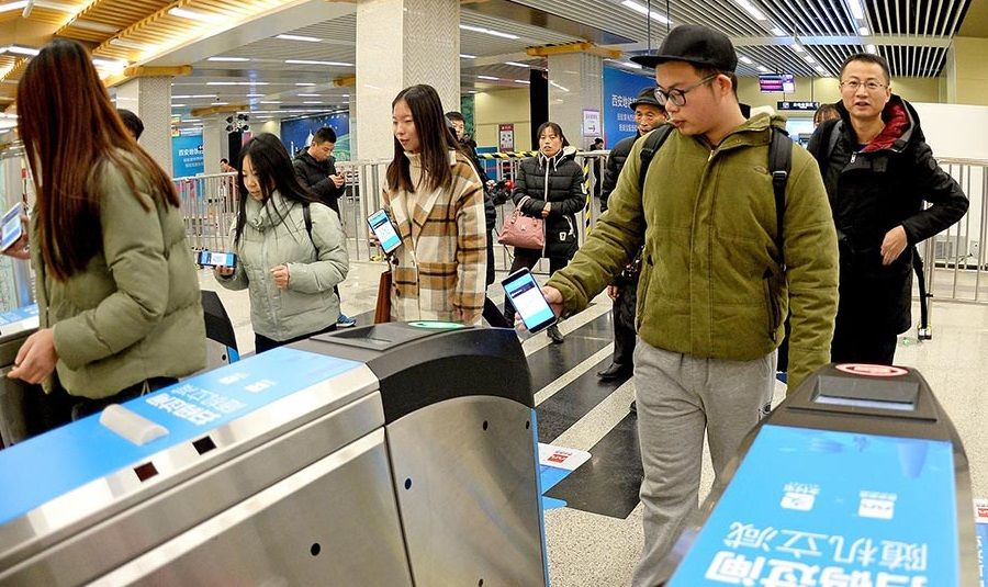 В китайском мегаполисе услуги метро начинают оплачивать цифровыми юанями